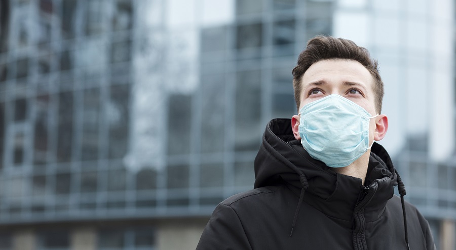 Si uno tiene que viajar, consejos para tratar de esquivar el coronavirus